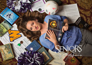 Books Reading Senior Picture Ideas for Girls #seniorpictueideasforgirls #seniorsbyphotojeania #seniorphotographer #desmoines