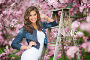 Flower Senior Picture Ideas for Girls #seniorpictueideasforgirls #seniorsbyphotojeania #seniorphotographer #desmoines